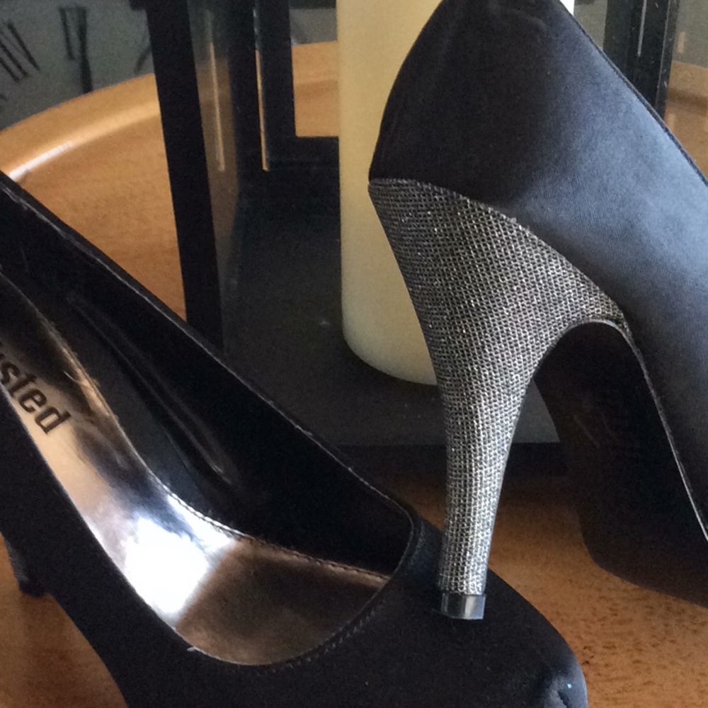 Unlisted Women’s Flawless Round Toe Pumps. - Picture 2 of 4